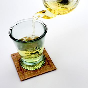 レモングラスティーを先に注ぎます