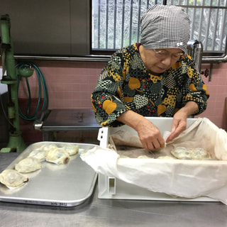 黒川みかん農園の黒川 タツさんが作った熊本の郷土菓子をアレンジしたいきなり団子です。