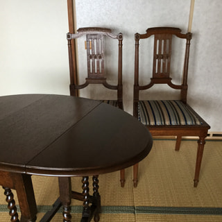 1800年代後半のアンテイーク家具、イギリス製のテーブルとフランス製の椅子です。